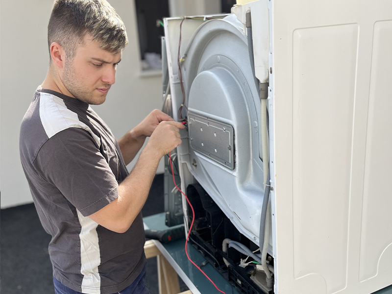 Gam'NT Services: Romain, technicien qui diagnostic les appareils