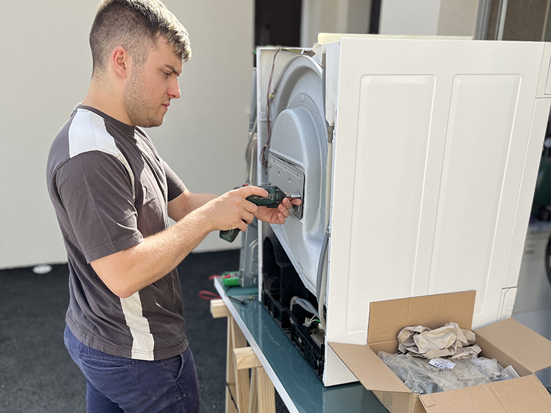 Gam'NT Services: Romain, technicien qui réparre les appareils